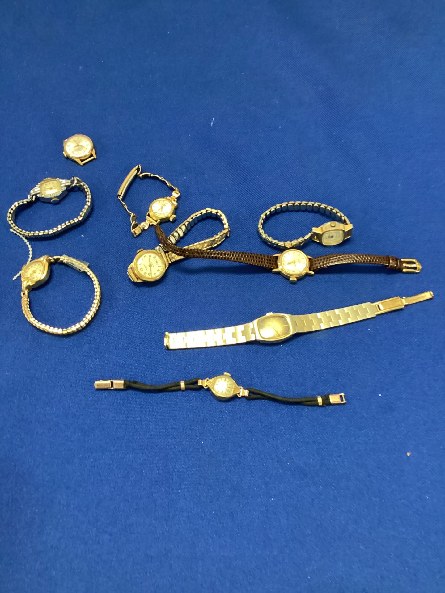 676 Small quantity of ladies wrist watches