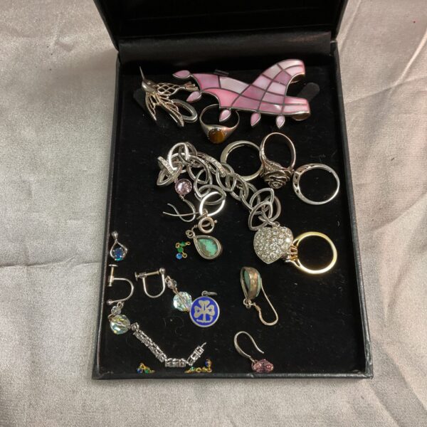 Mixed silver jewellery lot with brooches and pendants.