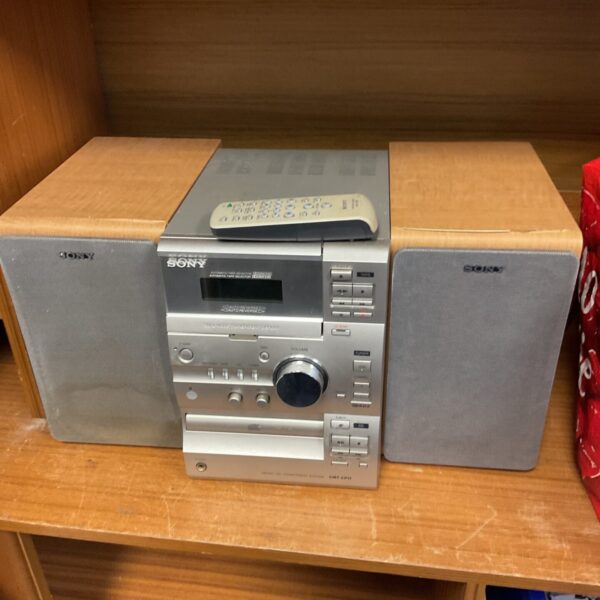 Silver Sony CMT-CP11 hifi system with remote control.
