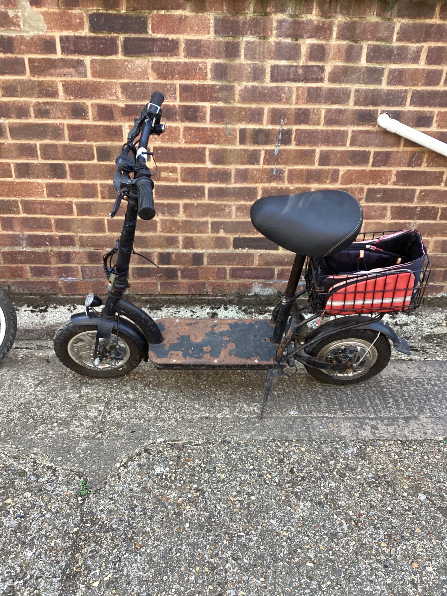 1148 zipper scooter working with charger