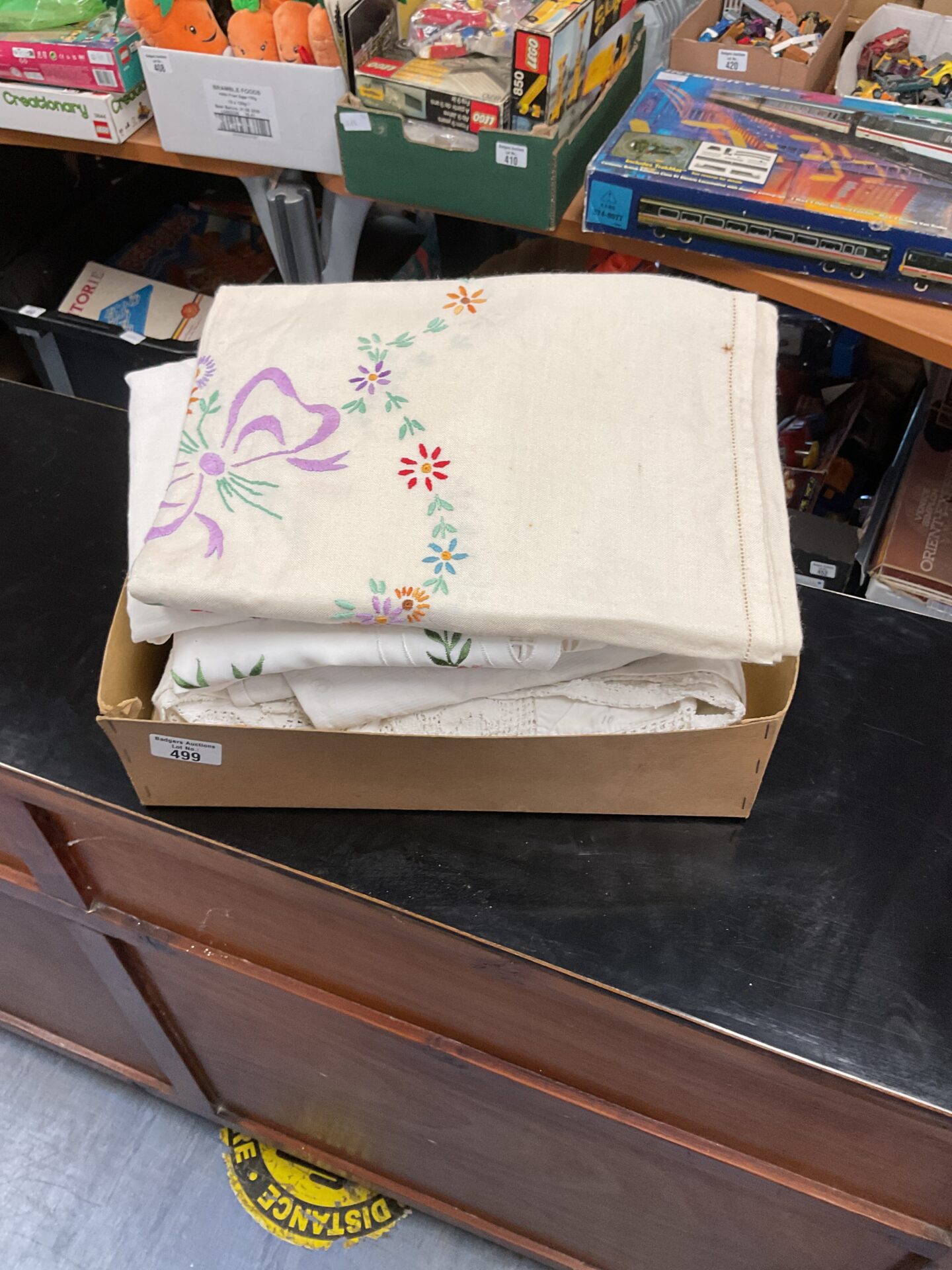 498 Box of vintage irish linnen