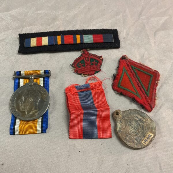 WWI war medal and badges lot, including Victory and British War Medals.
