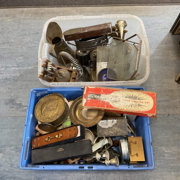 Vintage mixed brass and copper lot with various metal items.