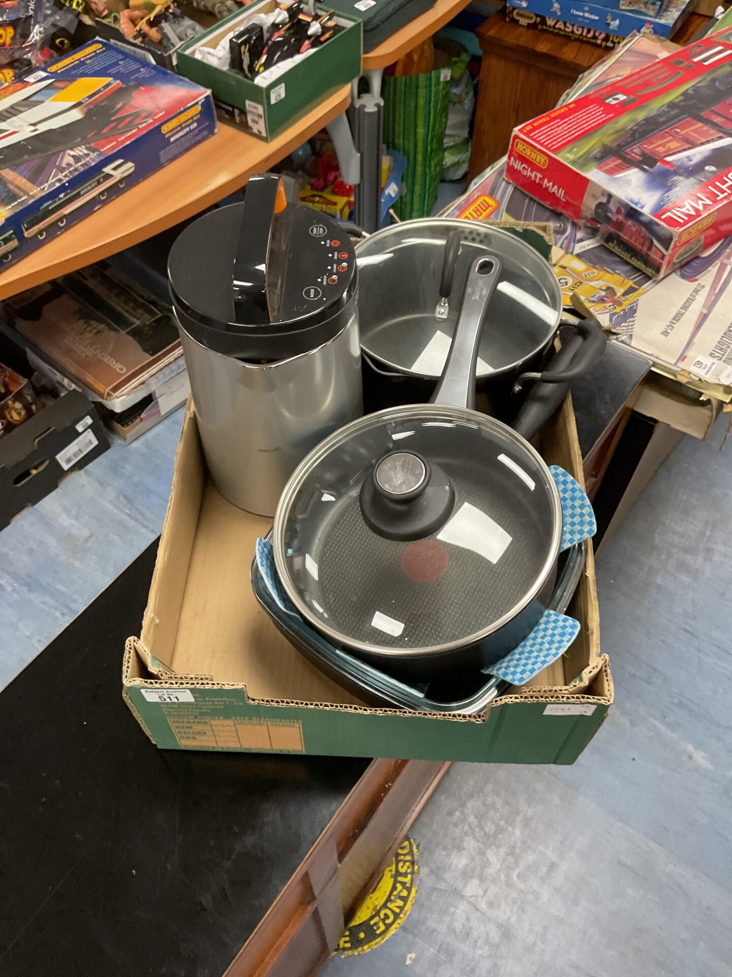511 Tray of mixed kitchenware inc morphy richards soup maker and tefal pan