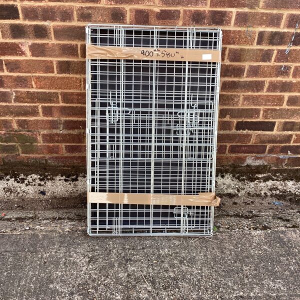 Metal animal transport crate measuring 900x580 for secure pet travel.