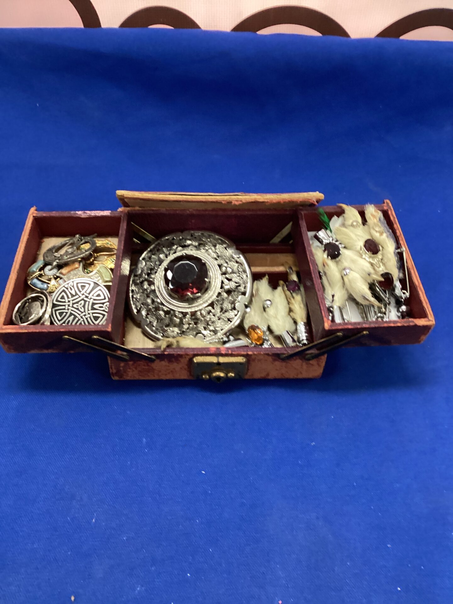 832 box if scottish broches
