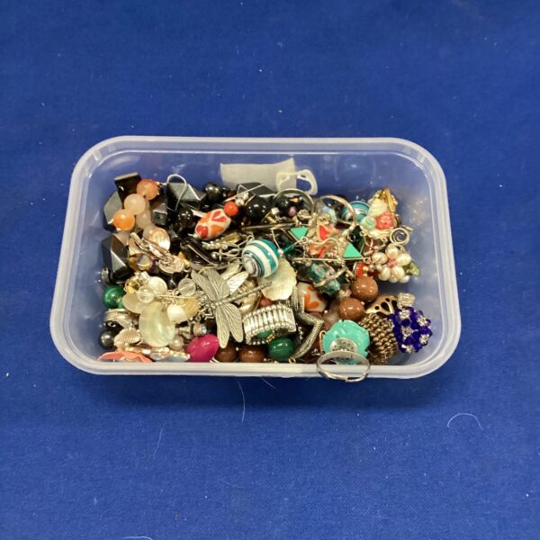 Mixed lot of costume jewellery rings and earrings assortment.