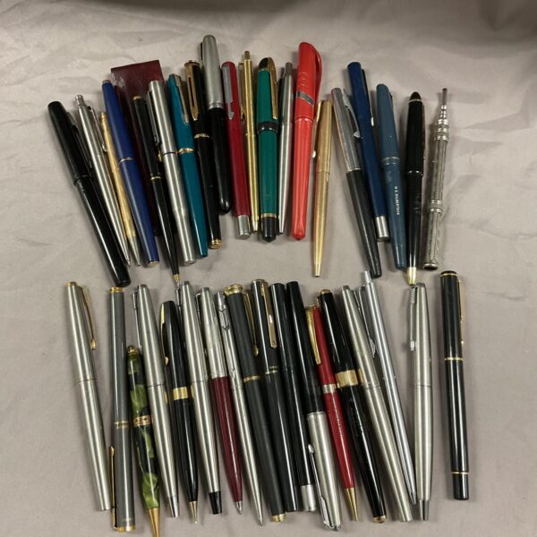 Large lot of assorted pens, including vintage and Parker examples.