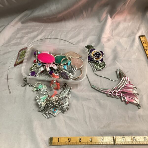 Mixed lot of vintage and silver-tone costume jewellery assortment.