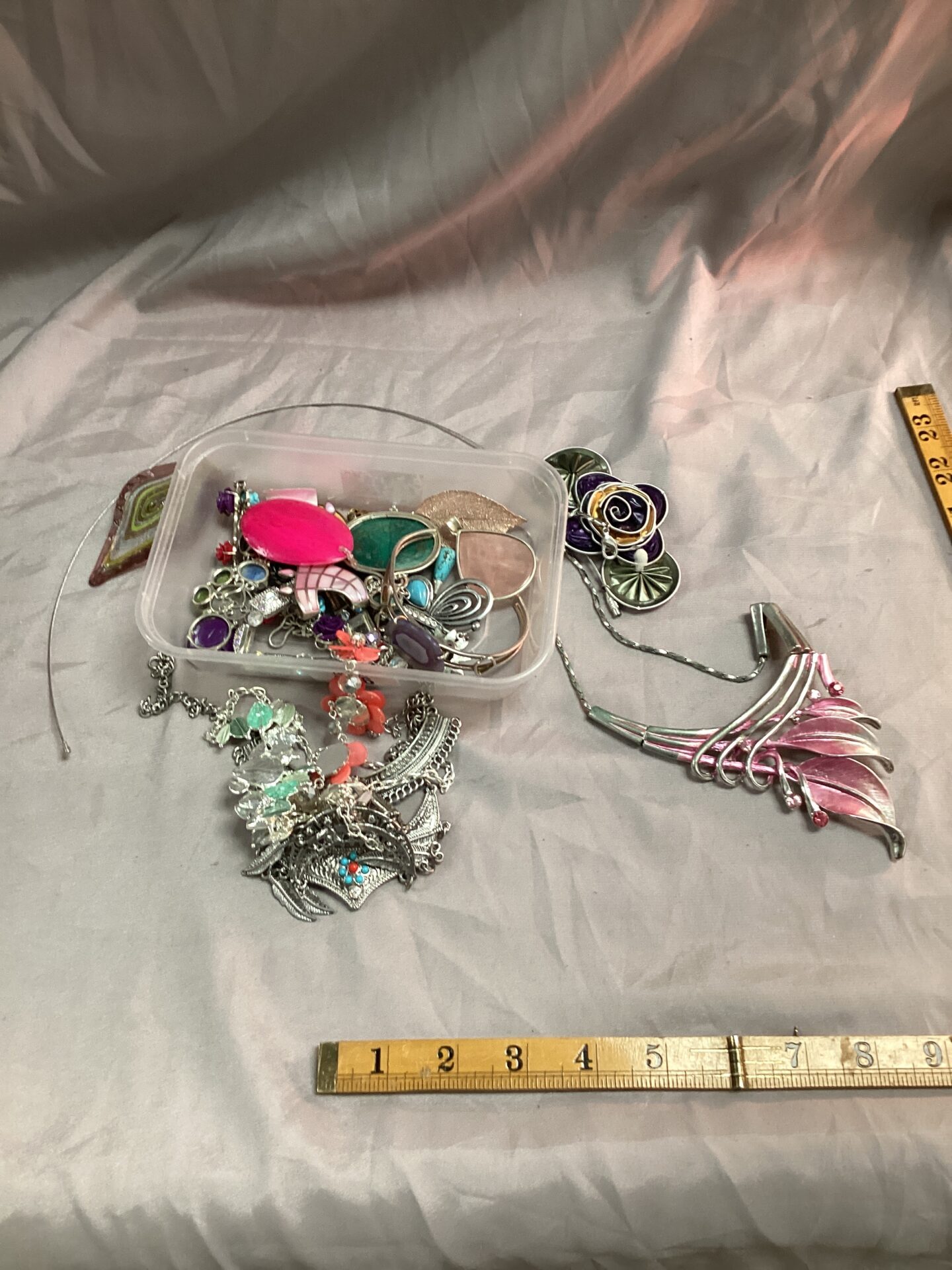 826 Tub of costume jewellery some silver