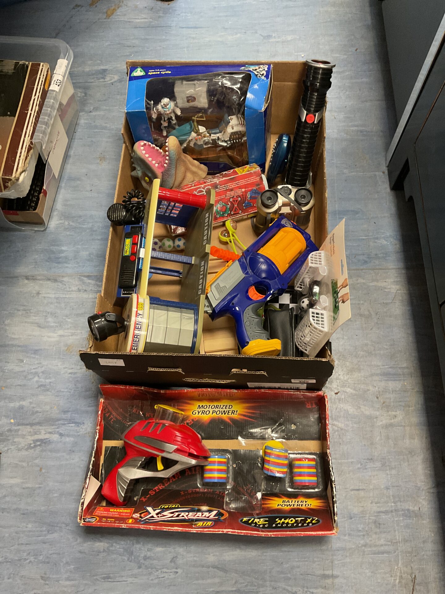 400 Tray of assorted toys inc electronic garage x stream air gun ect