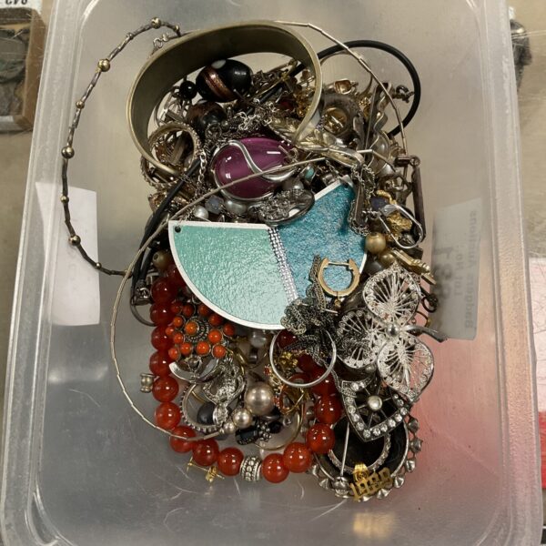 Mixed costume jewellery lot with silver elements and fashion pieces.