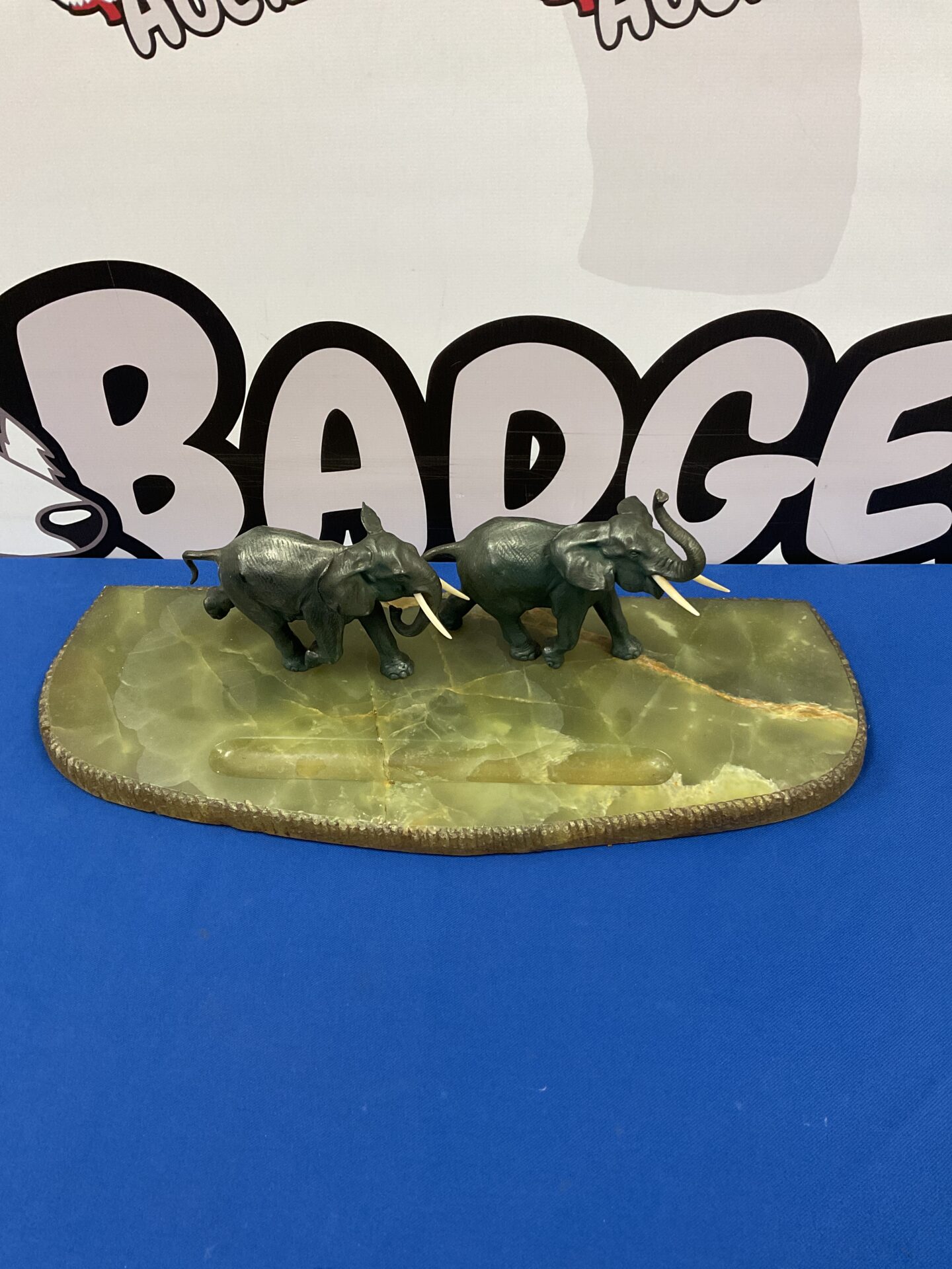 020 Vintage bronze elephants on green onyx pen tray