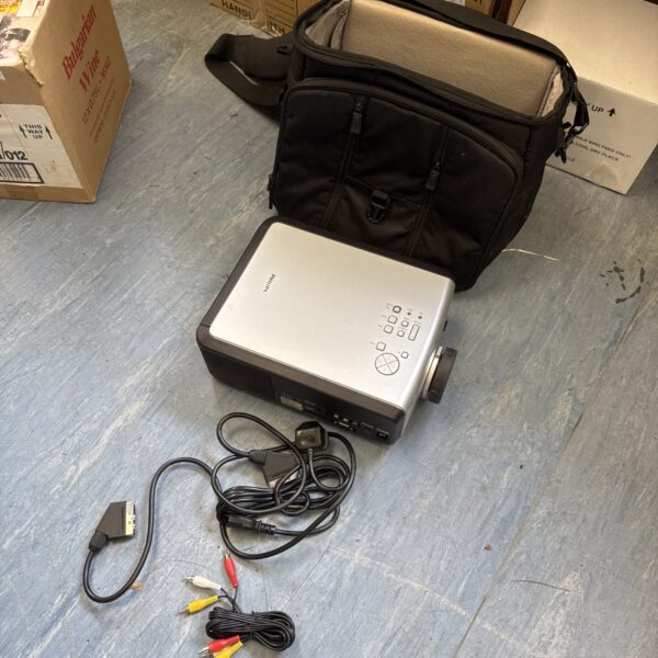 Philips SV20 portable projector with carry bag and leads.