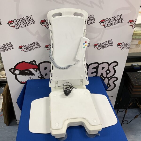 Akkulaft electric bath lift for safe and assisted bathing.