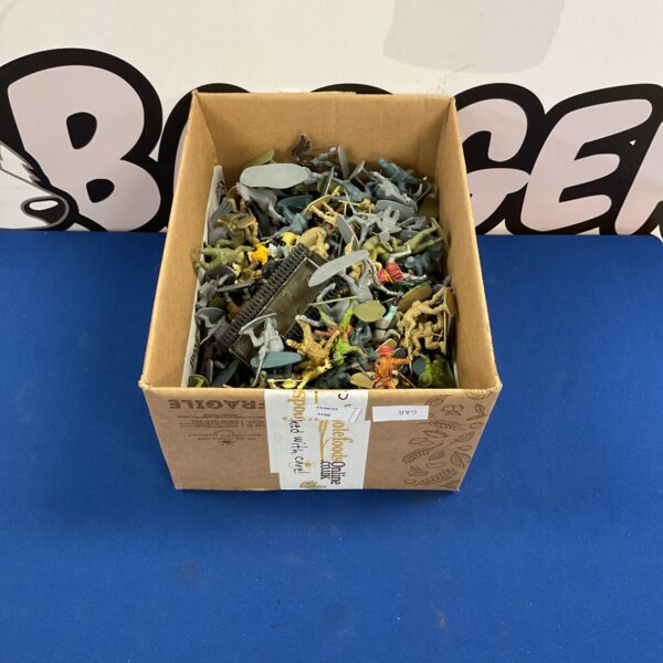Mixed lot of vintage plastic soldiers and figures.