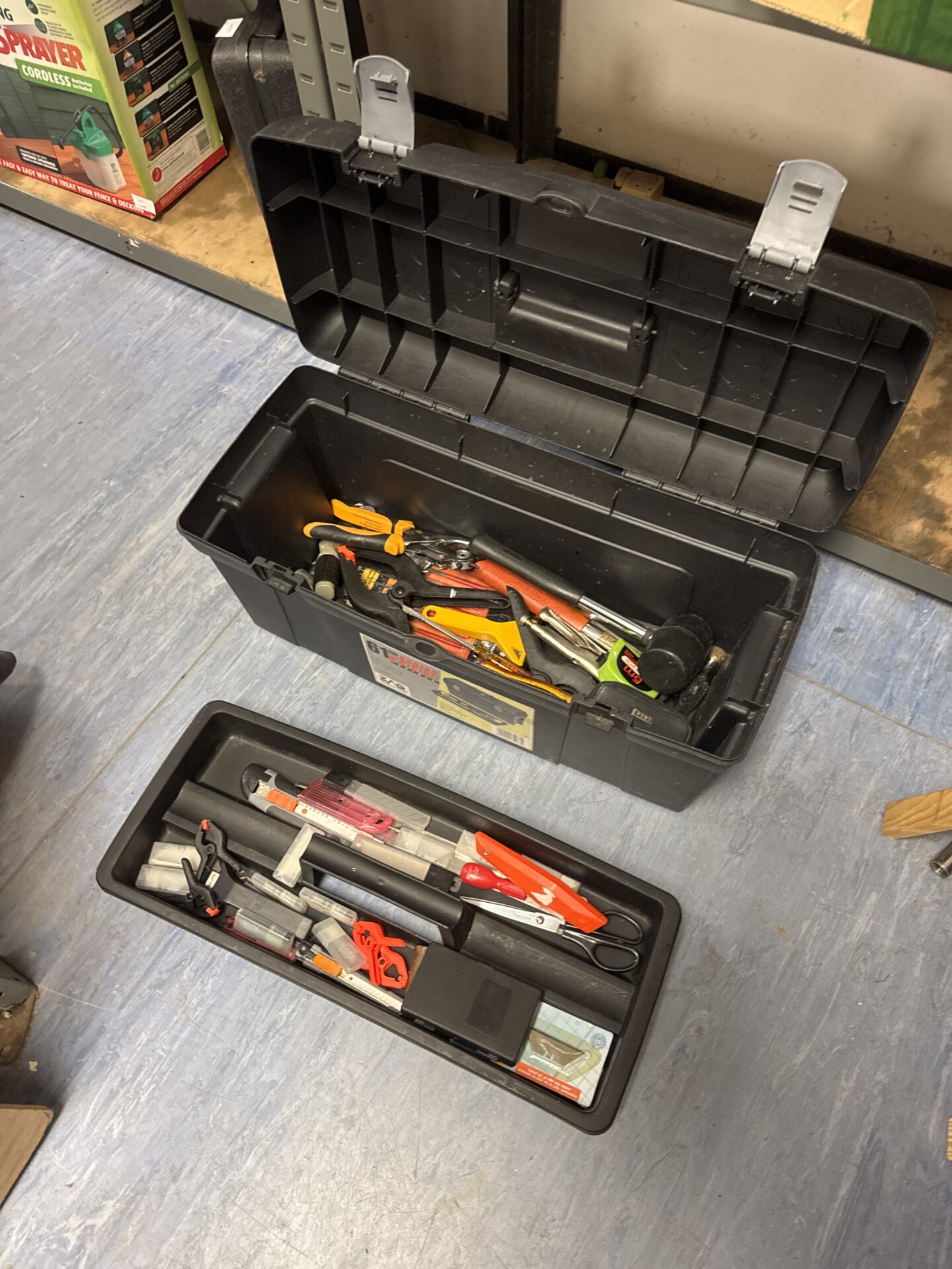 953 61cm zag plastic toolbox with contents