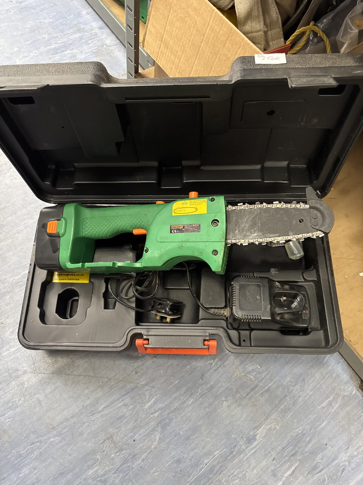 870 Challenge cordless mini chainsaw with charger – working