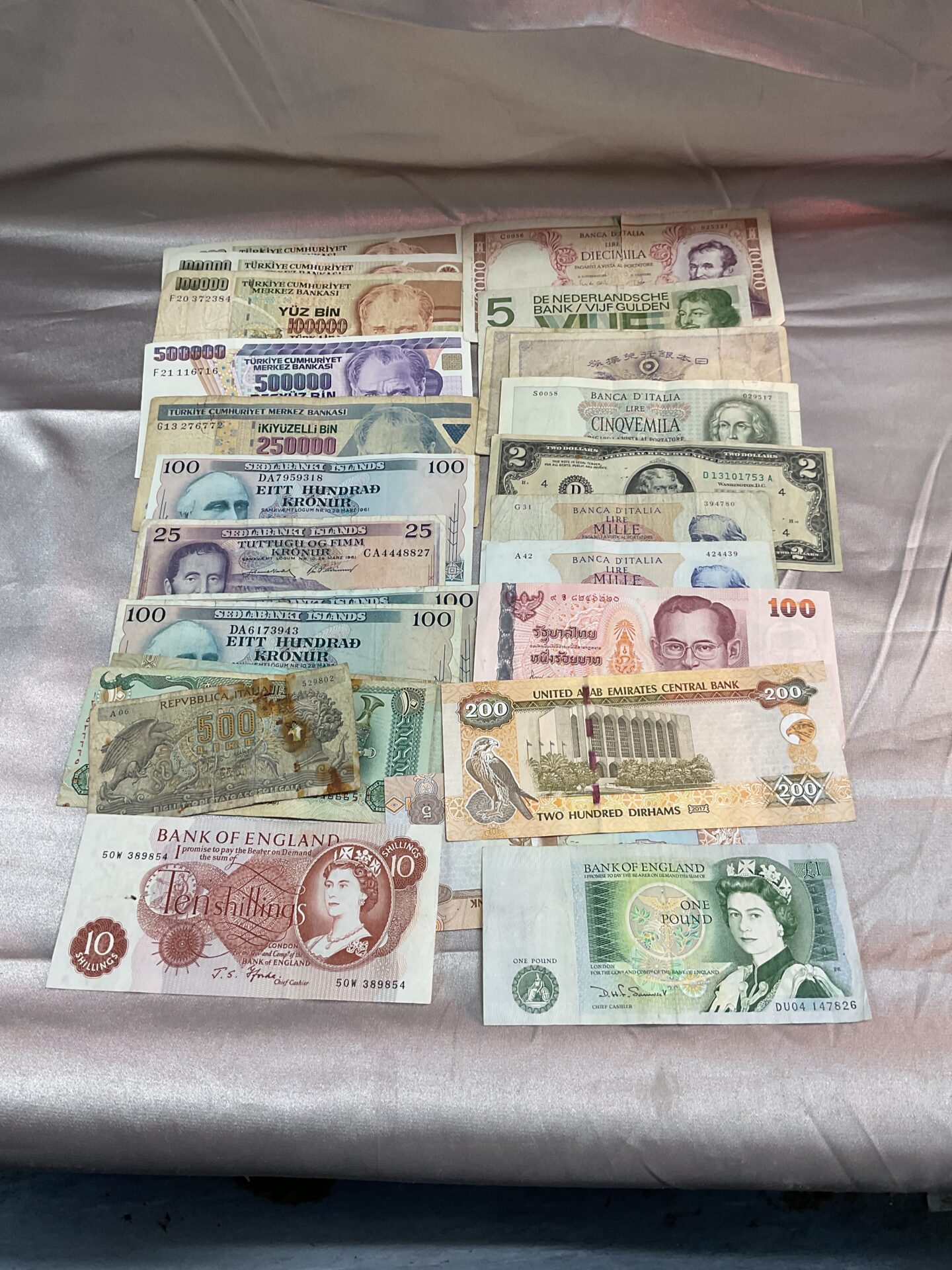 700 Collection of assorted banknotes