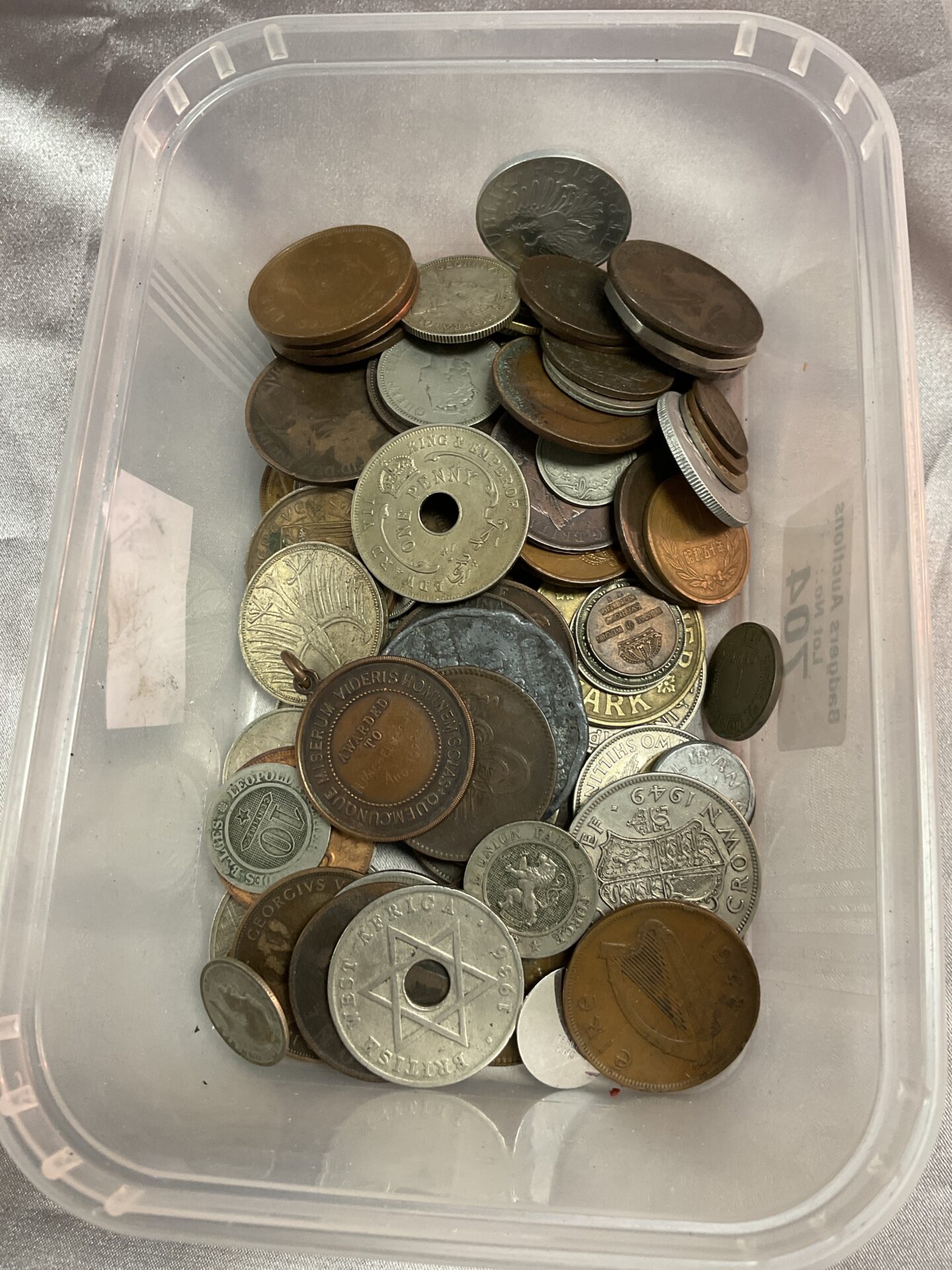 704 Tray of assorted coins