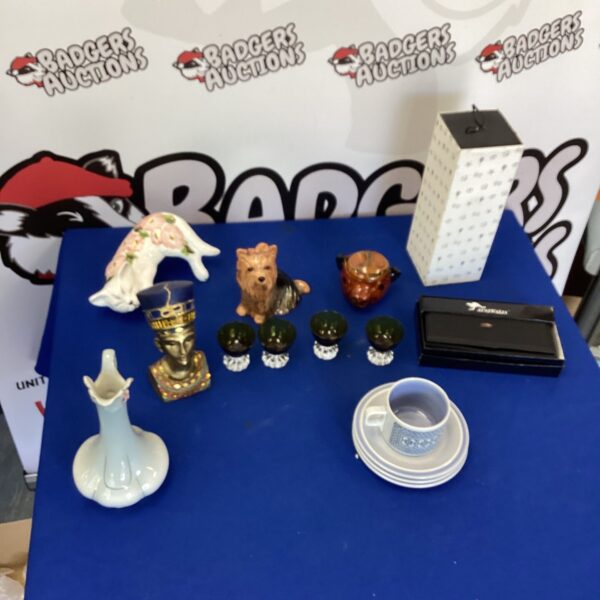 Mixed lot of vintage collectibles including porcelain figurines.