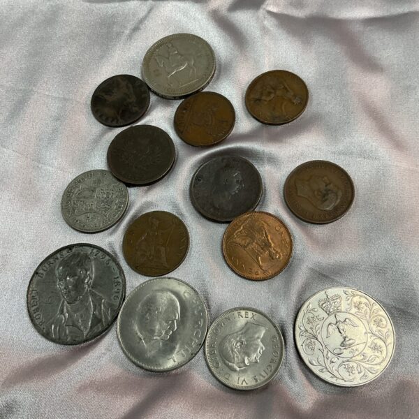 Mixed lot of old British penny coins for collectors.