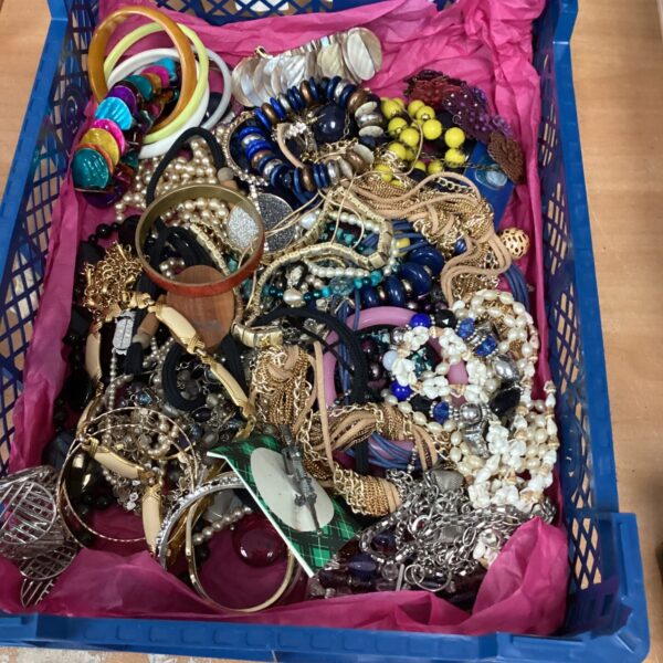 Tray of assorted vintage and fashion costume jewellery.