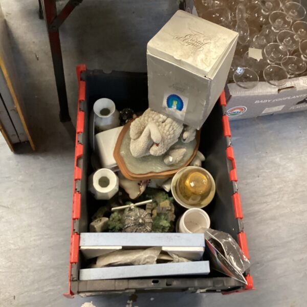 Mixed ornament lot with decorative plates and glass vases.