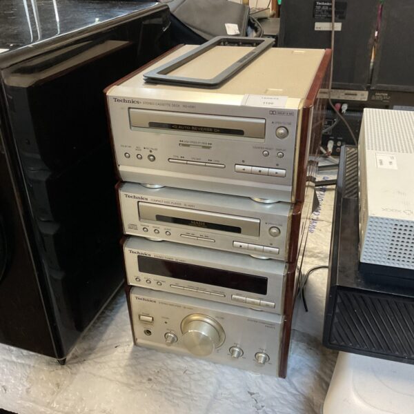 Vintage Technics micro hifi system with SE-HD51 amplifier and RS-HD81 cassette deck.