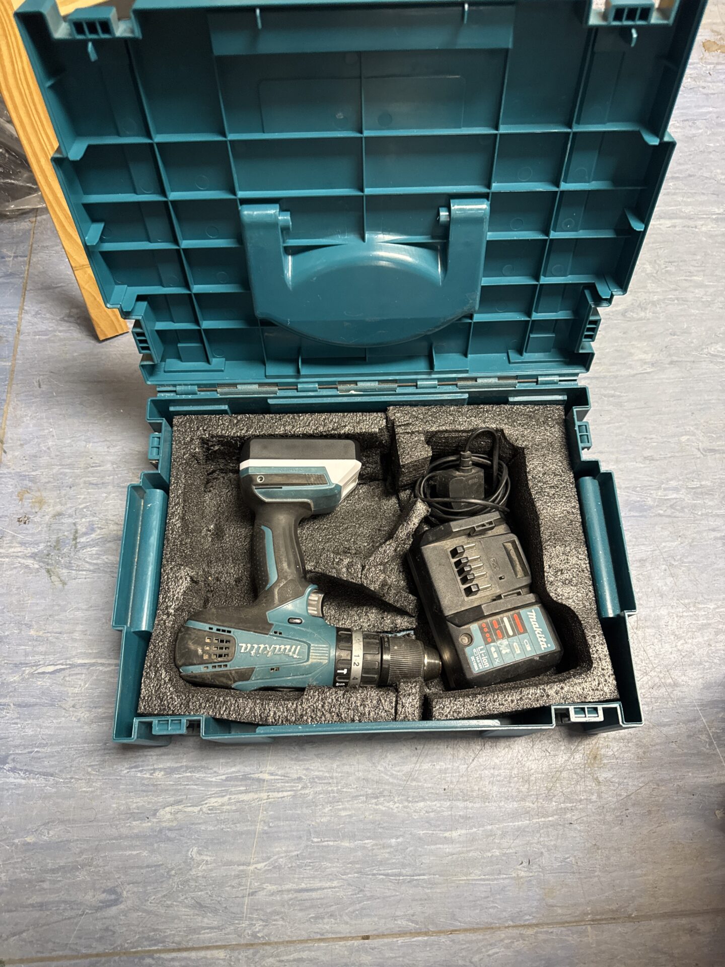 853 Makita cordless drill with charger & case – working, case missing some catches