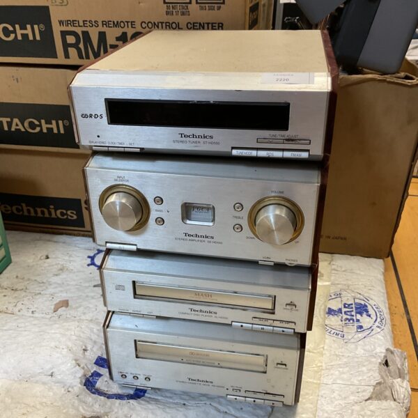 Vintage Technics micro hifi system with SE-HD550 amplifier and RS-HD550 cassette deck.