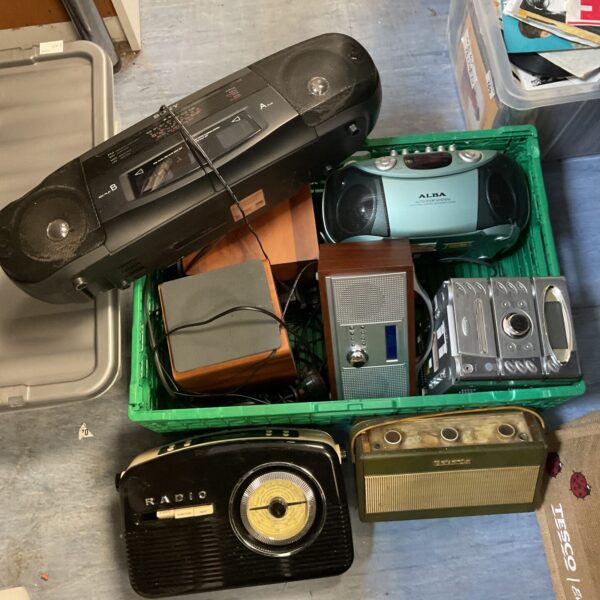 Mixed lot of vintage radios and a hifi system for collectors.