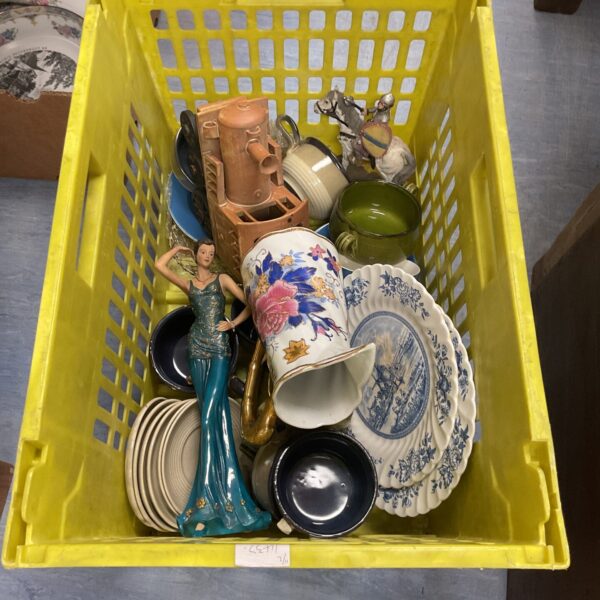 Mixed china and ceramics lot with Leonardo collection pieces.