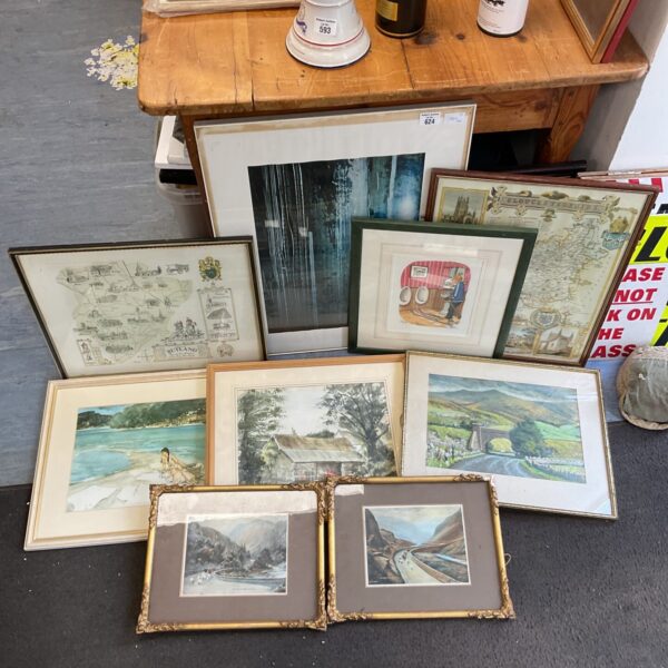 Mixed lot of framed prints and watercolours for wall decoration.
