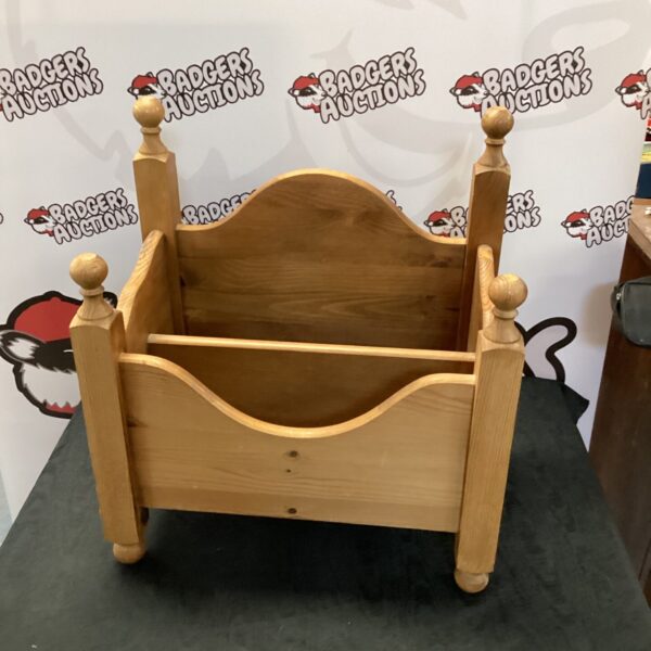 Vintage oak magazine rack with turned supports for book storage.