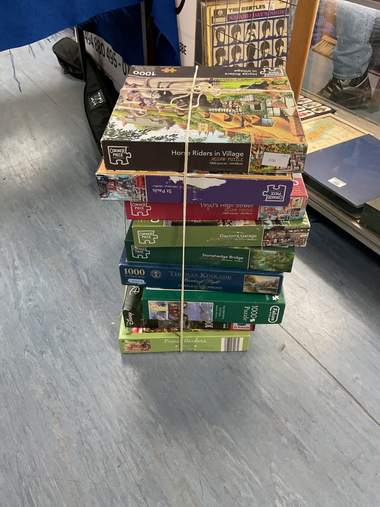315 Large bundle of mixed puzzles inc corner piece
