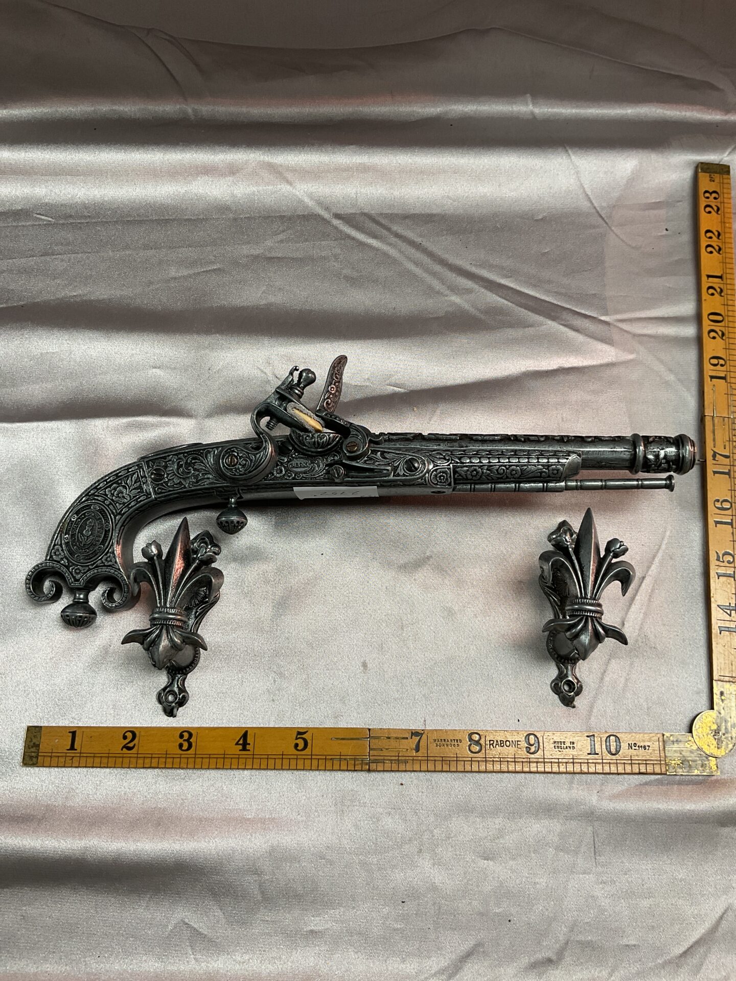 794 Reproduction Murdoch La Cessit flintlock pistol with wall mounts