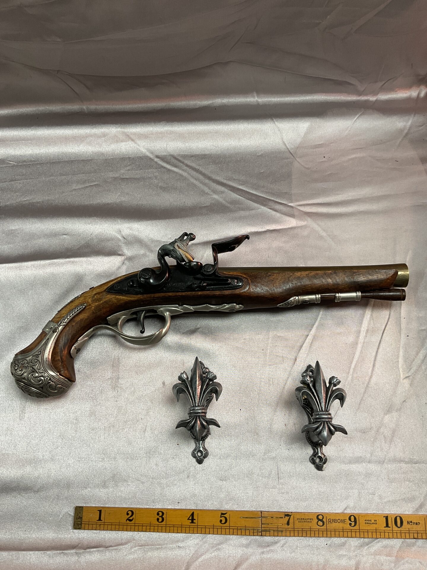 795 Reproduction George Washington 1748 colonial Hawkins flintlock pistol with wall brackets