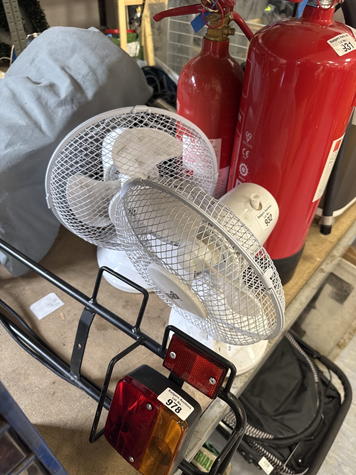 932 Two small igenix desk fans