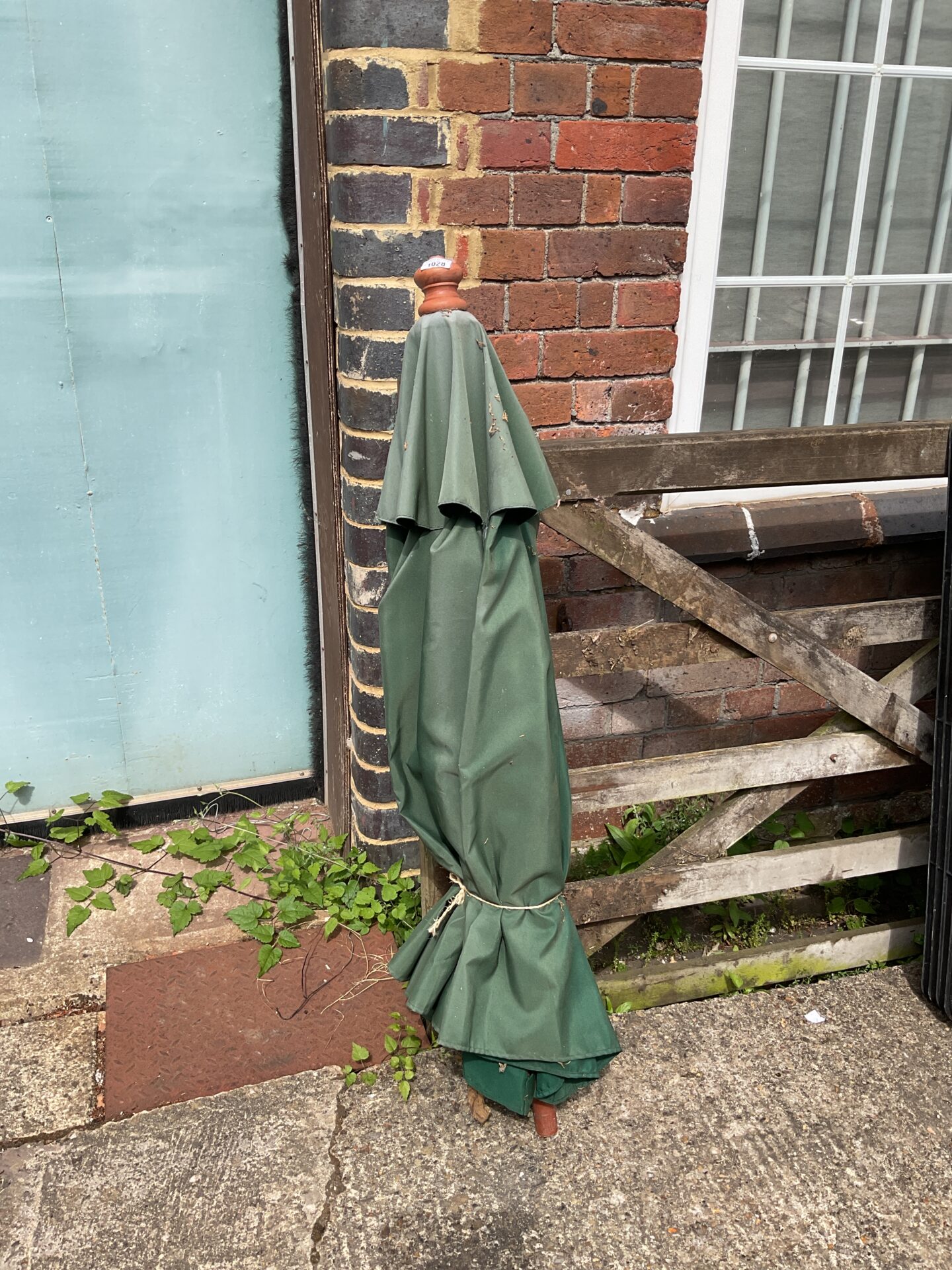 1028 Green garden parasol