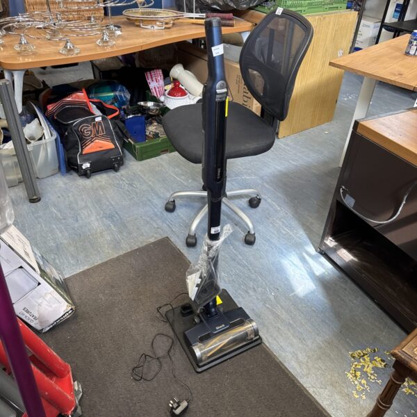Shark IZ400UK cordless vacuum cleaner with charging stand.