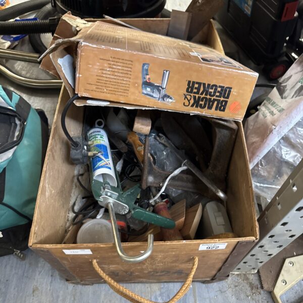 Mixed lot of hand tools from shed clearance, including various garden and workshop tools.
