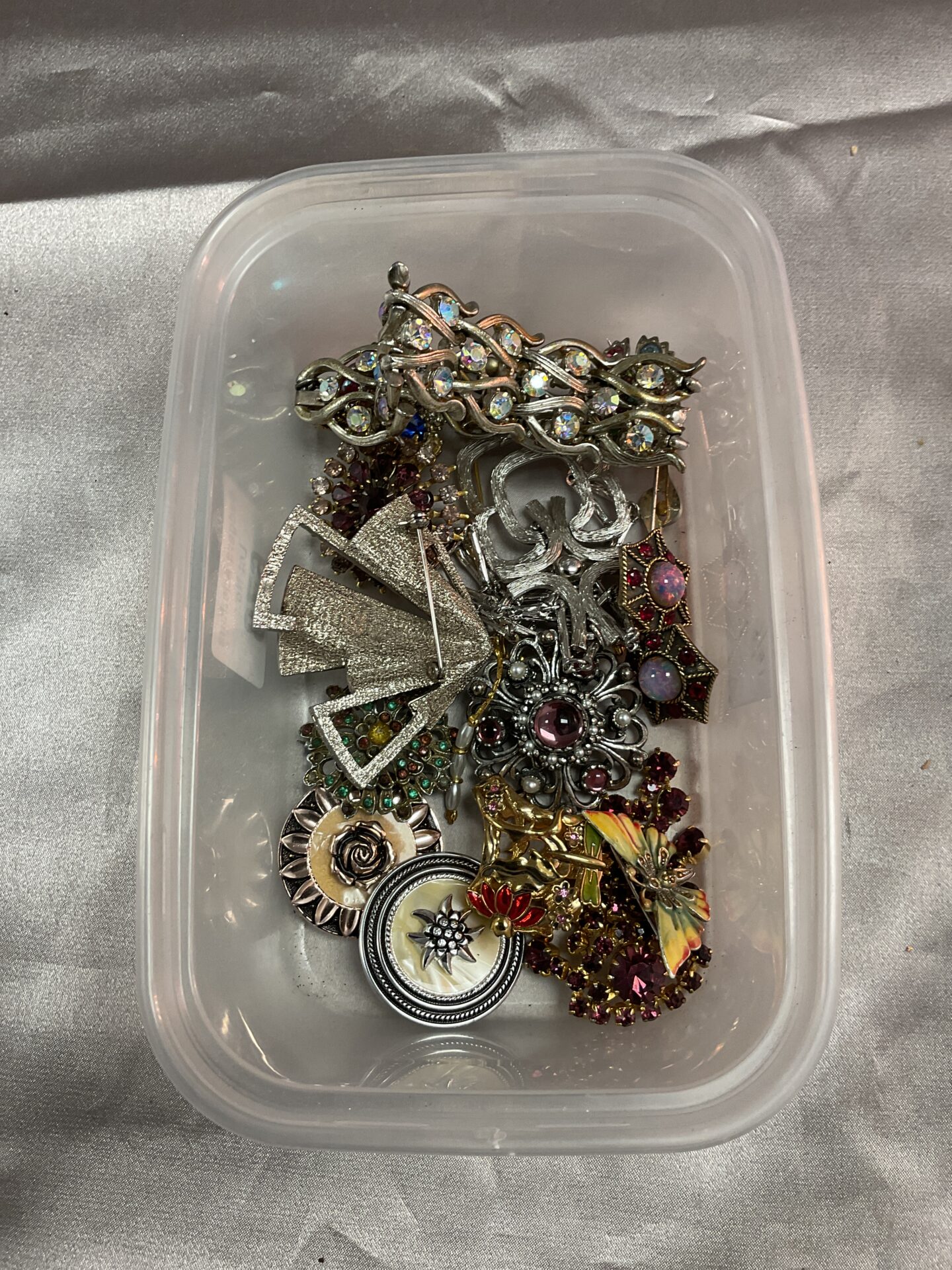 678 Tray of assorted costume Jewellery