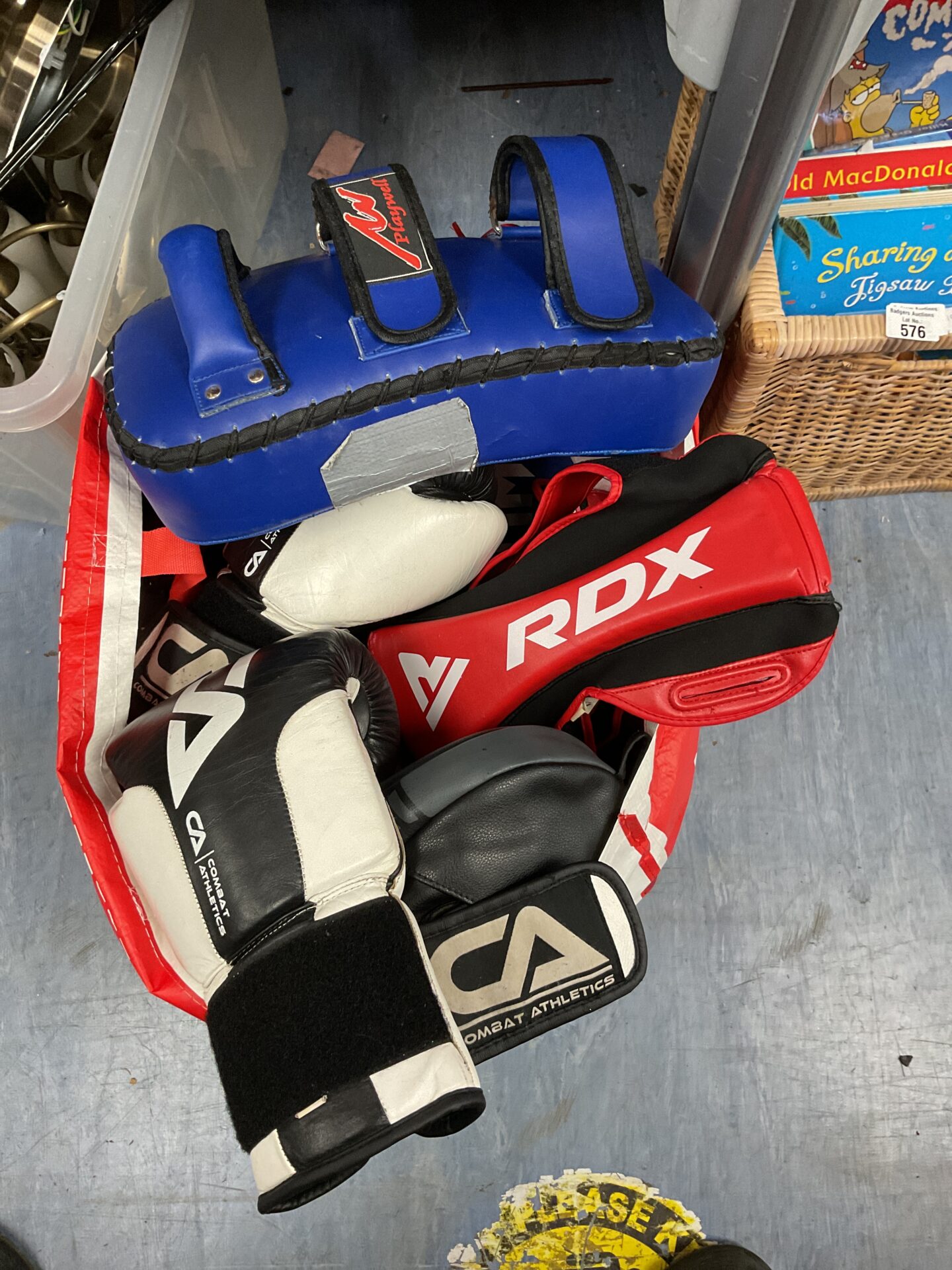 577 Bag of boxing sparing pads inc everlast & combat athletics