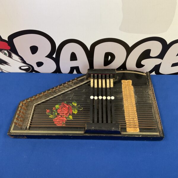 Vintage Rossetti 6 chord autoharp in good condition.