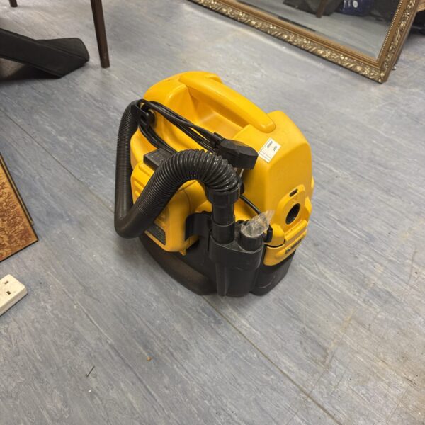 Dewalt DC500 wet dry vacuum cleaner for spares or repairs.