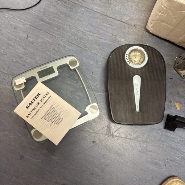 Vintage Salter bathroom scales, a pair of retro weighing scales.