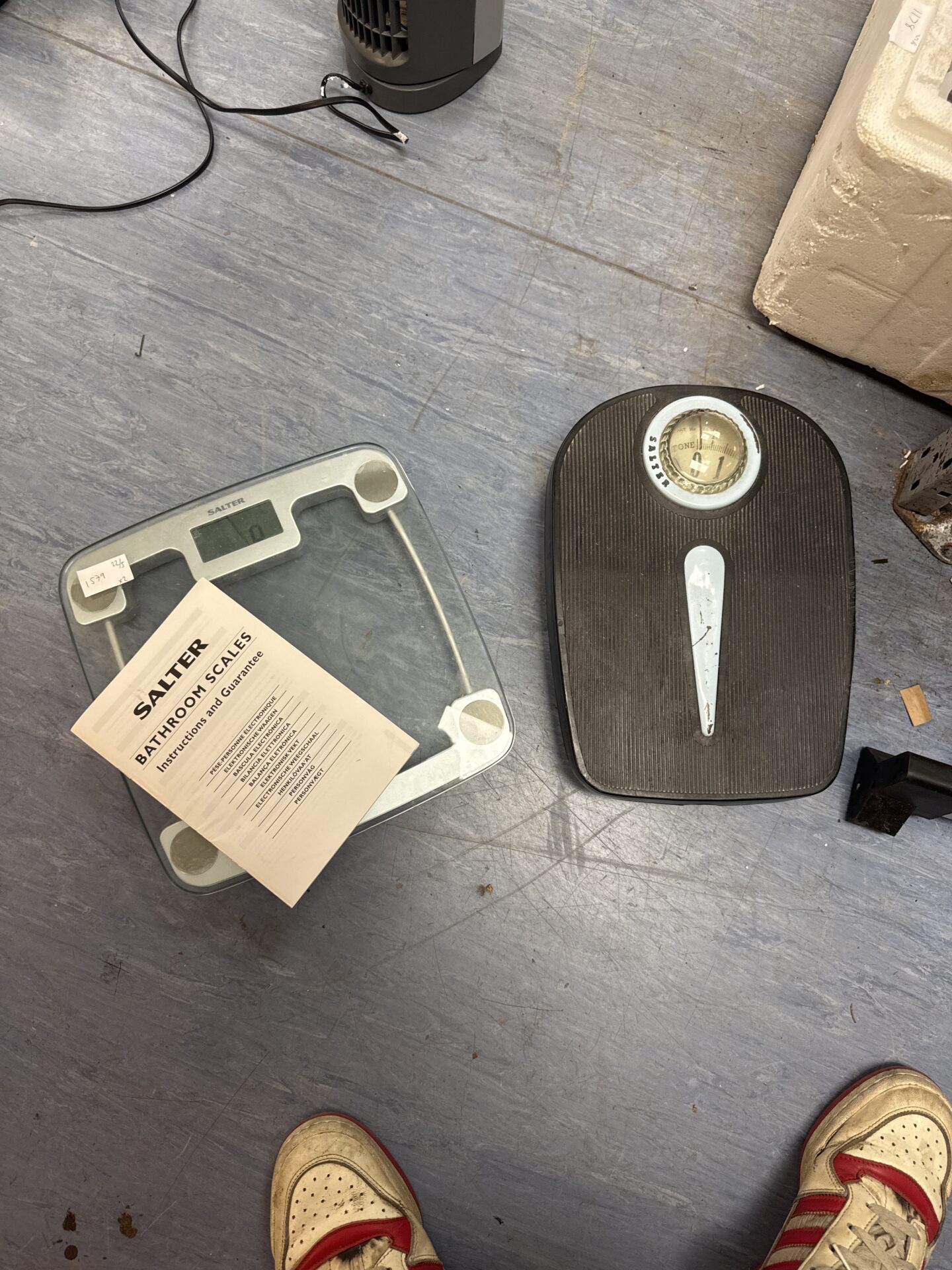 777 Two sets of salter bathroom scales – working