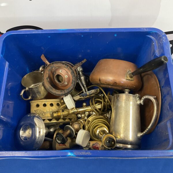 Mixed lot of vintage brass and copper items for collectors.