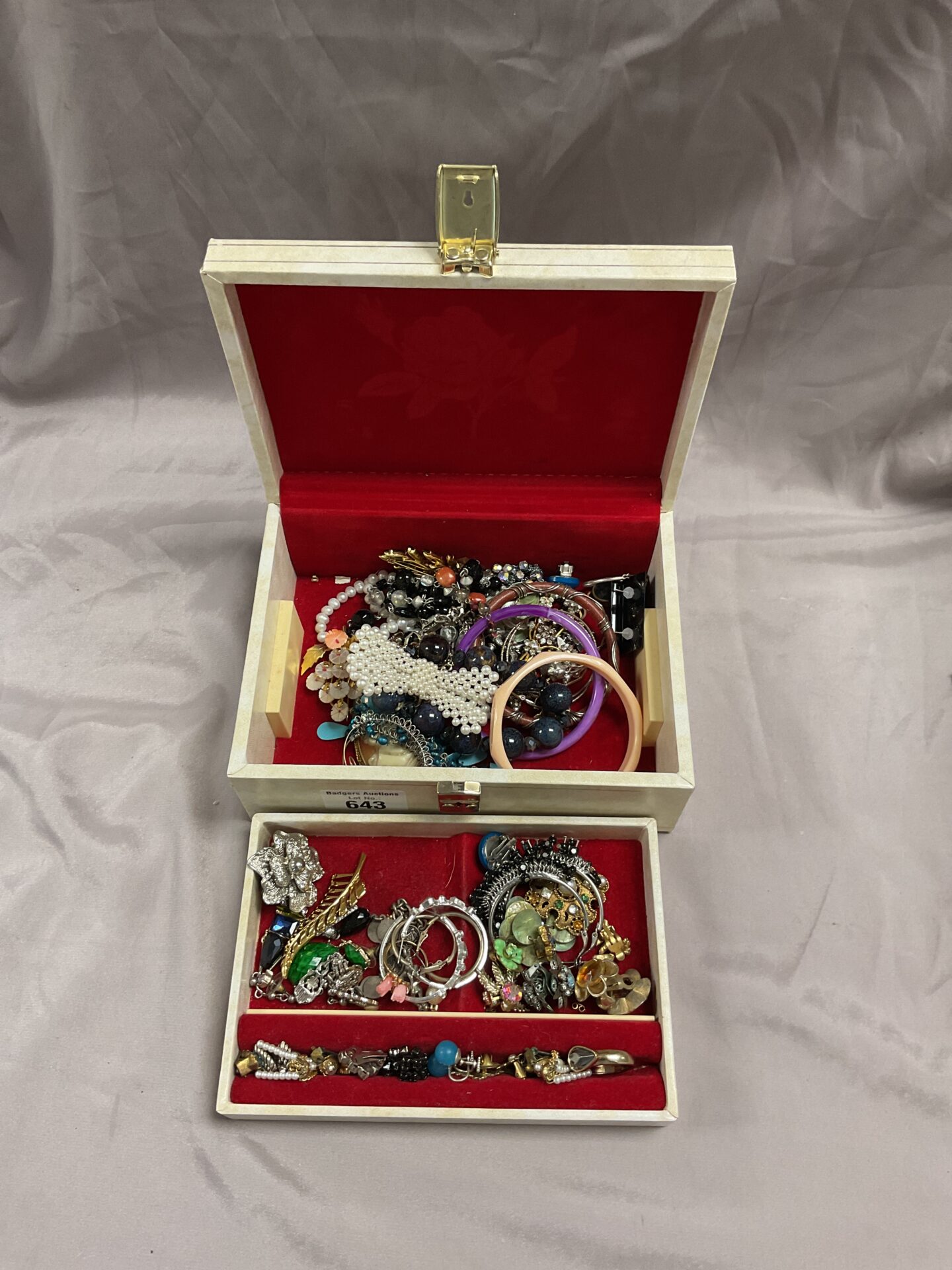 643 Jewellery box to include jewellery